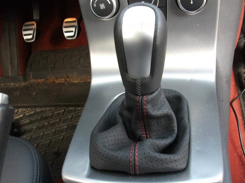 2004-12 Volvo V50 shift boot