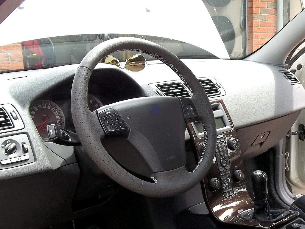 2004-12 Volvo V50 steering wheel cover