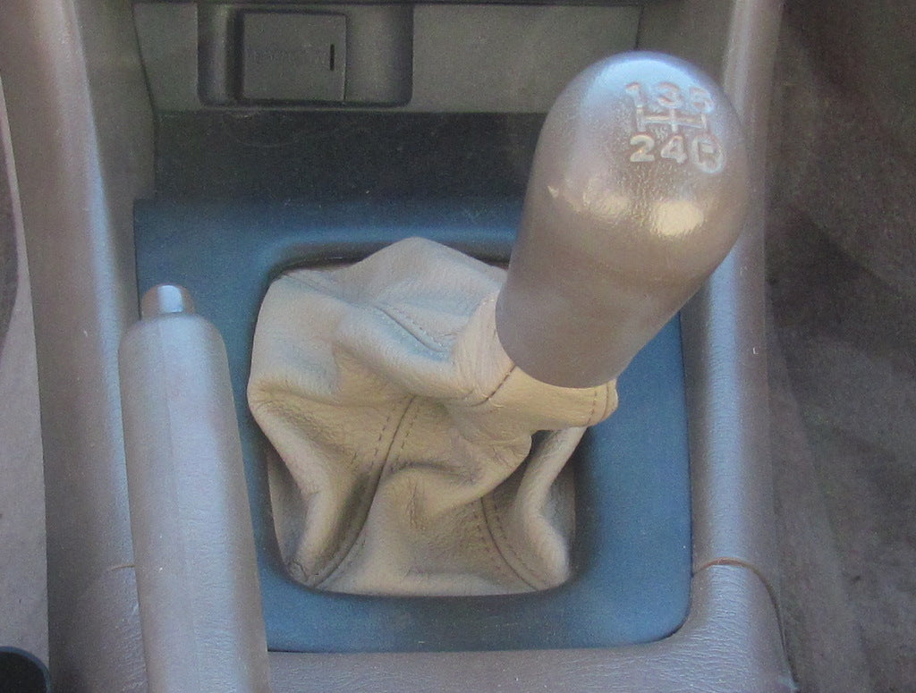 1996-01 Toyota Camry shift boot