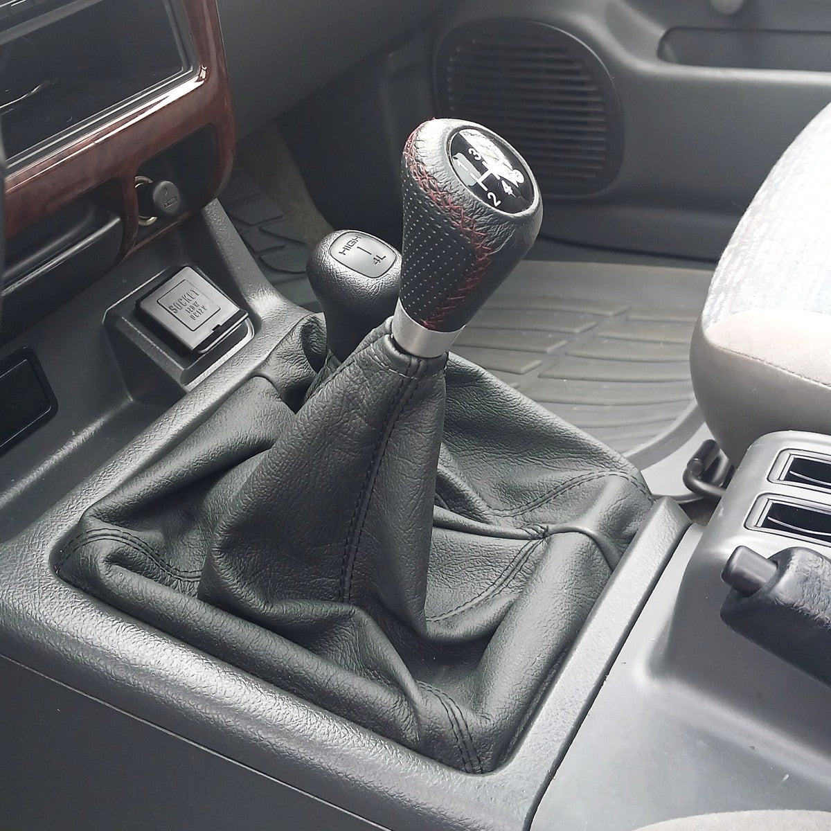 1998-04 Isuzu Amigo shift boot - 4x4