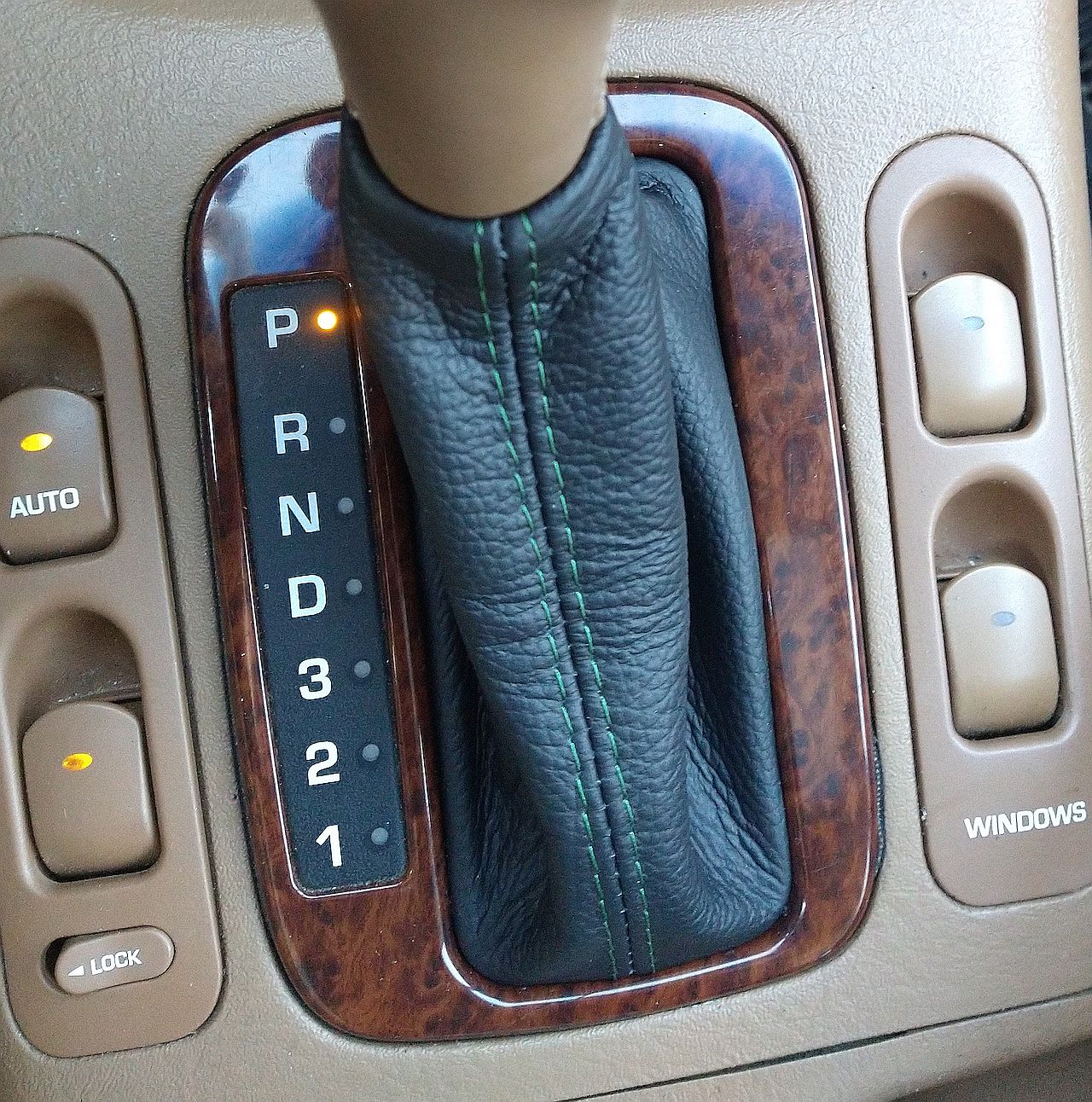 1999-05 Saturn L-series shift boot