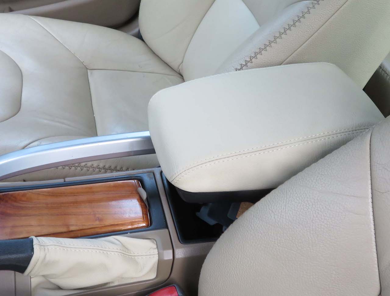 2001-07 Volvo XC70 armrest cover
